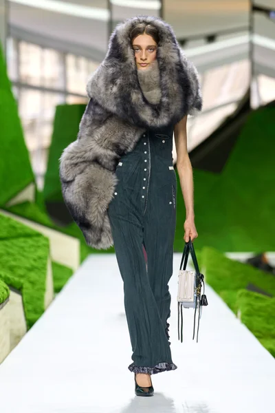 Look 17